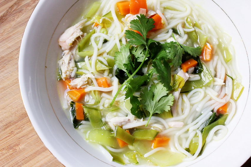 Куриная лапша ккал. Суп лапша вид сверху. chicken noodle soup j hope. namatak choy. oq choy.
