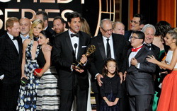 «Американская семейка» получает EMMY. Фото с сайта hollywoodreporter.com
