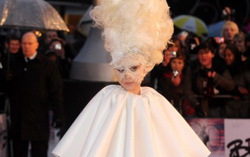 Lady Gaga   Brit Awards-2010.    popcornnews.ru