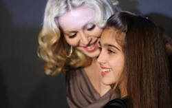 Мадонна с дочерью. Фото с сайта workingmoms.about.com