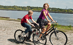 Кадр из фильма «Мальчик с велосипедом». Изображение с сайта gazeta.ru