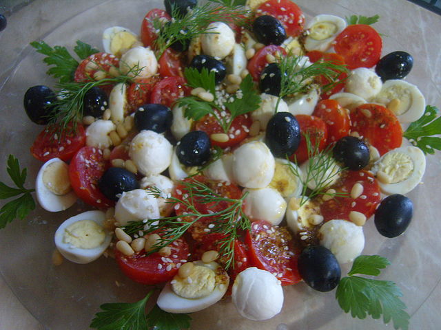 Салат с черри моцареллой и перепелиными яйцами и помидорами черри и моцареллой