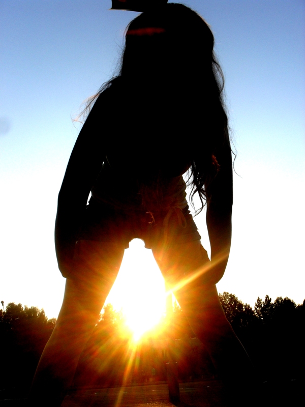 Фото девушки в тени со спины