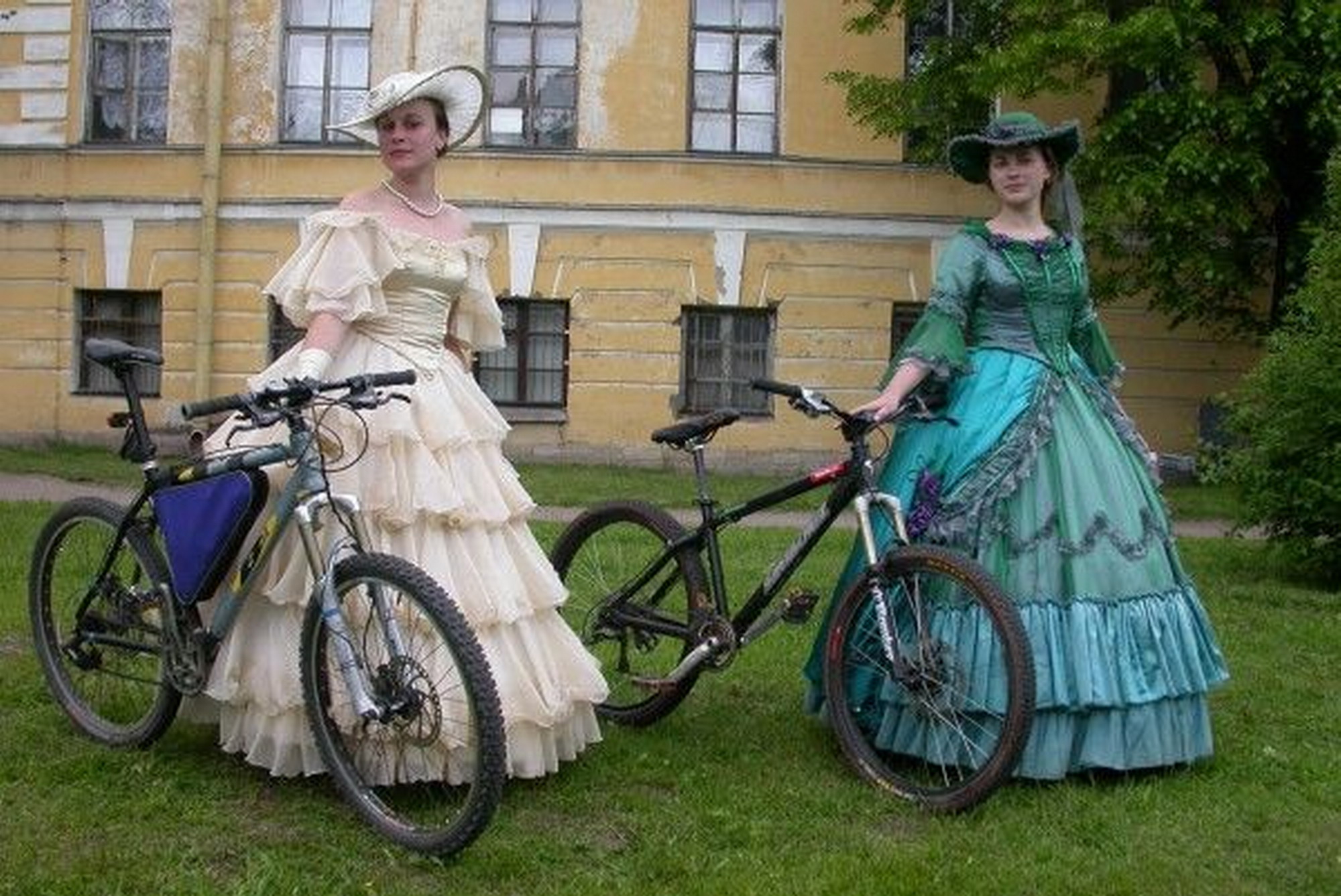 Настоящие велики. Дама в платье на велосипеде. Платья великах женщинам. Велосипед 18 век. Леди на велосипеде в длинном платье.